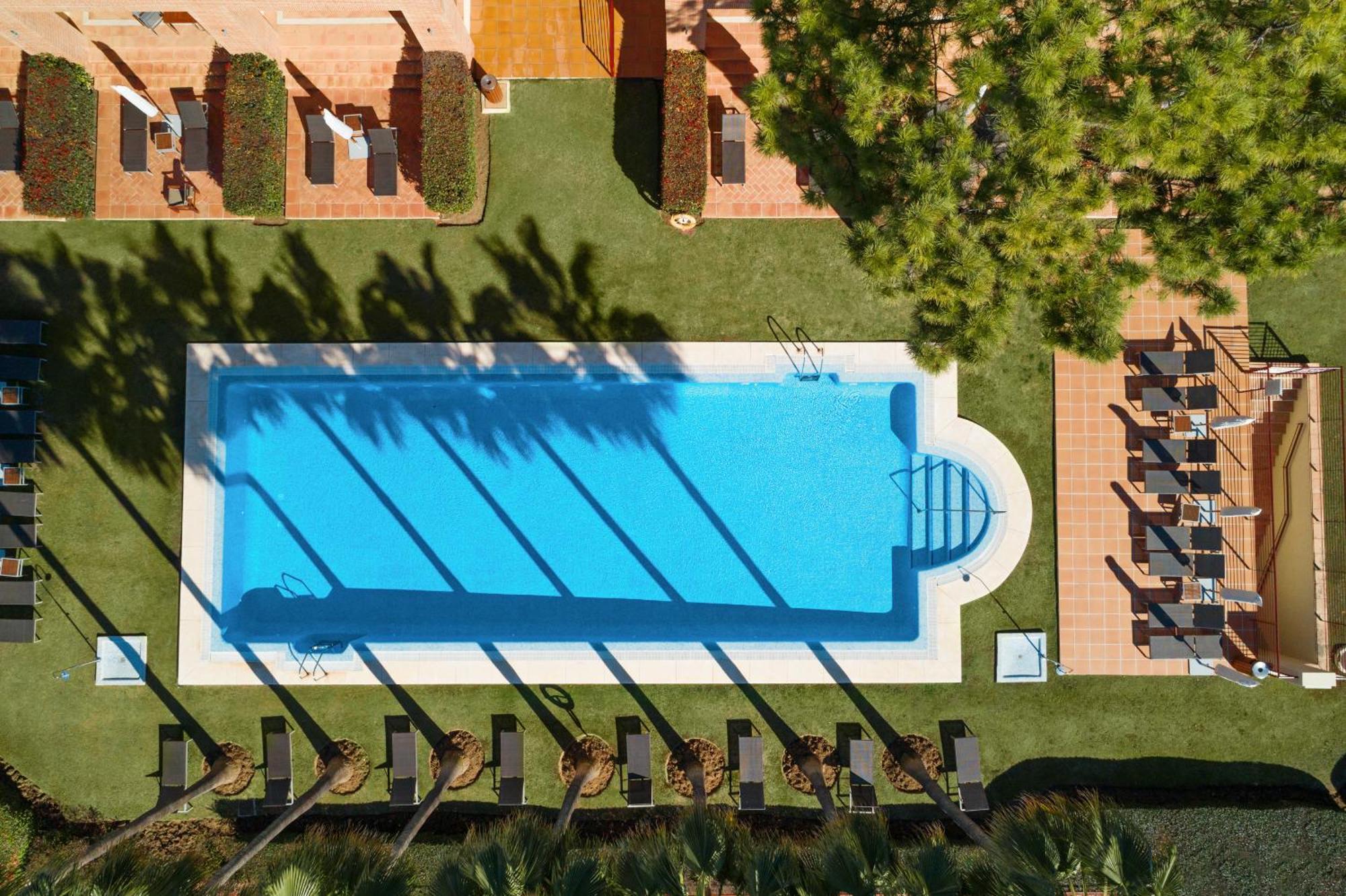 Don Carlos ماربيا المظهر الخارجي الصورة Aerial view of a swimming pool