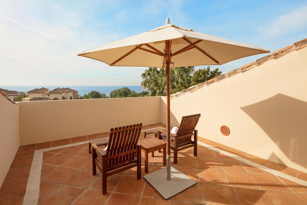 Don Carlos ماربيا المظهر الخارجي الصورة A patio umbrella