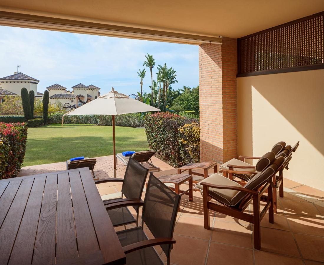 Don Carlos ماربيا المظهر الخارجي الصورة A patio at the Four Seasons Resort